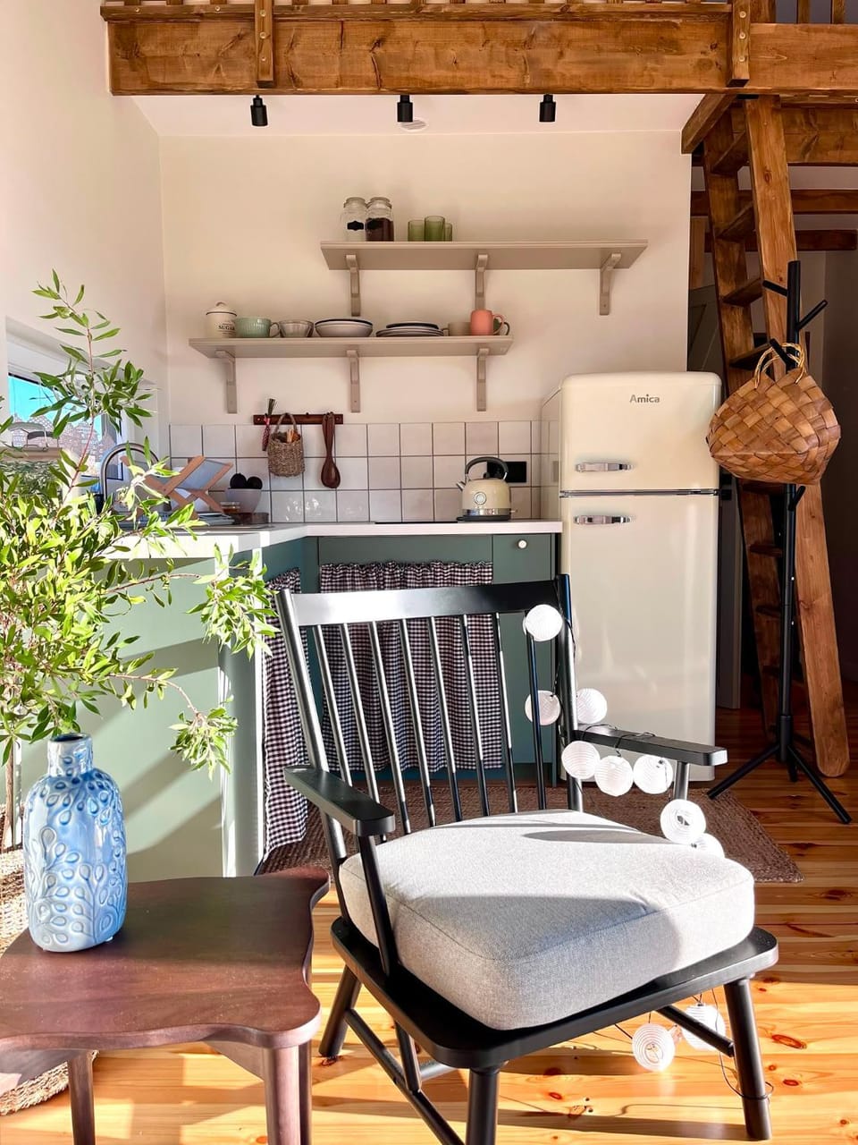 Kitchen or kitchenette, Dining area, stove