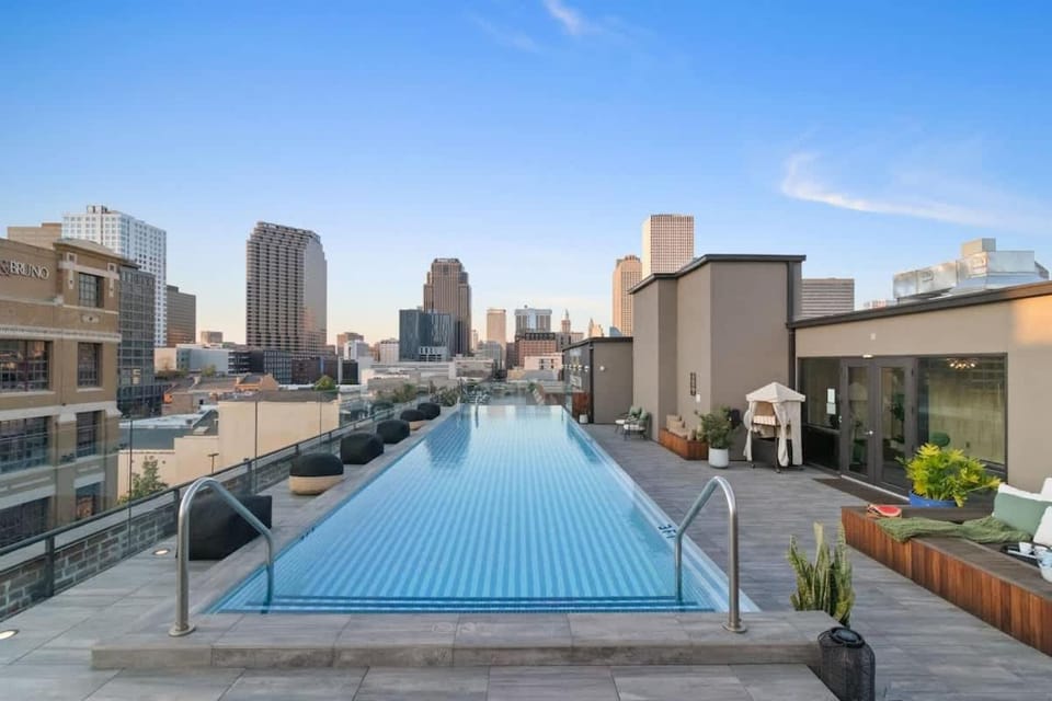 Luxe Suite 4BD 4BA with 2 Queen Sleeper Sofas Hotel Hotel in Warehouse District