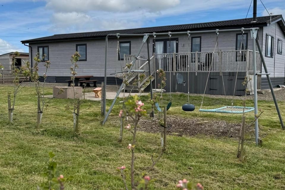 Property building, Day, Garden, Garden view