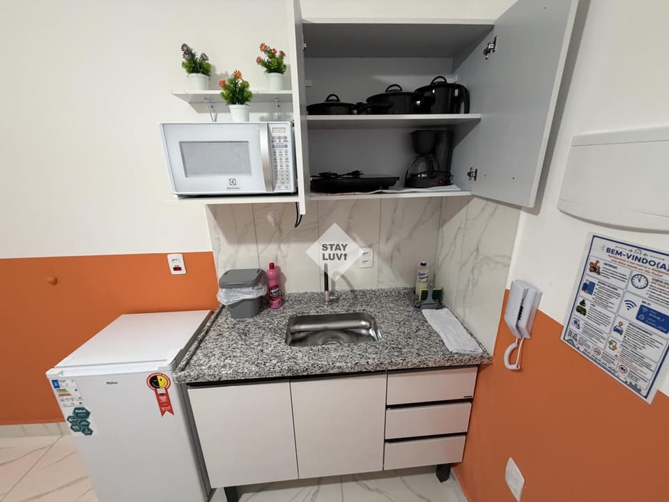 Kitchen or kitchenette, minibar