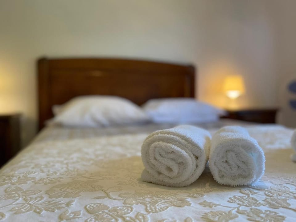 Bed, Bedroom, towels