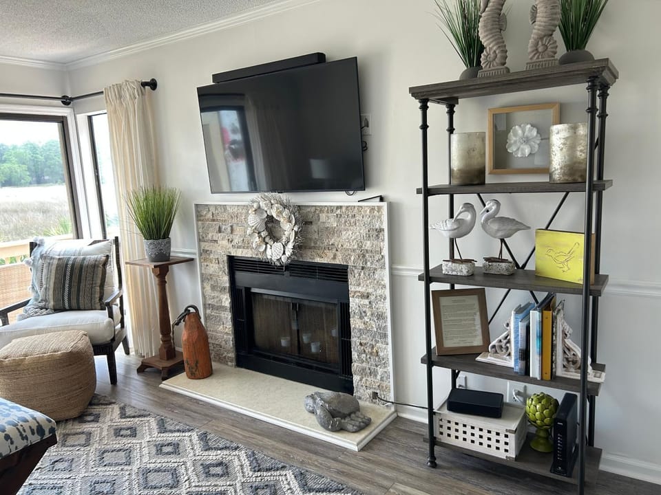 Moss & Marshfront Views, Pool & Island Charm Apartment in Saint Simons Island