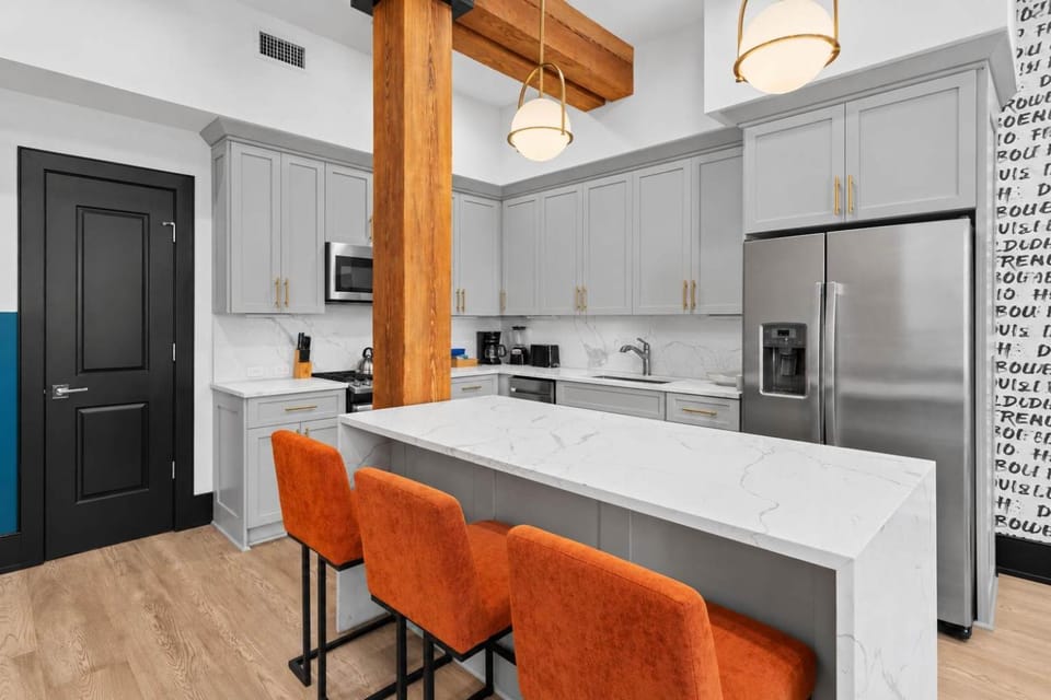 Downtown 2BD 2BA Suite Heated Rooftop Gym Hotel Pool Hotel in Warehouse District