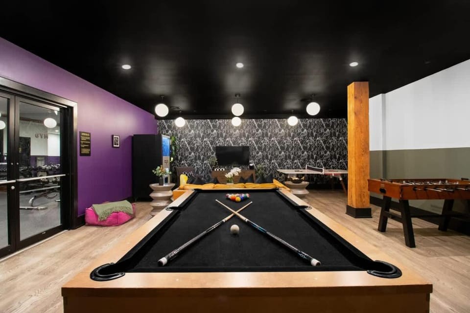 2BR 2BA Suite Rooftop Pool Gym Gameroom Hotel Hotel in Warehouse District