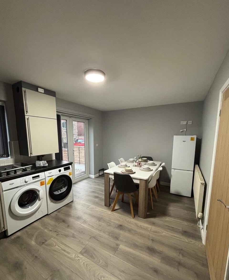 Trinity Place Sleeps 9 Contractors & Families Apartment in Bassetlaw District