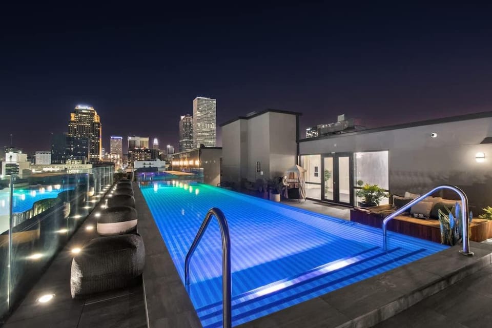 Prime Location King Bed Suite Gym Rooftop Pool Hotel Hotel in Warehouse District