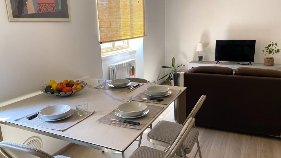 TV and multimedia, Living room, Seating area, Dining area