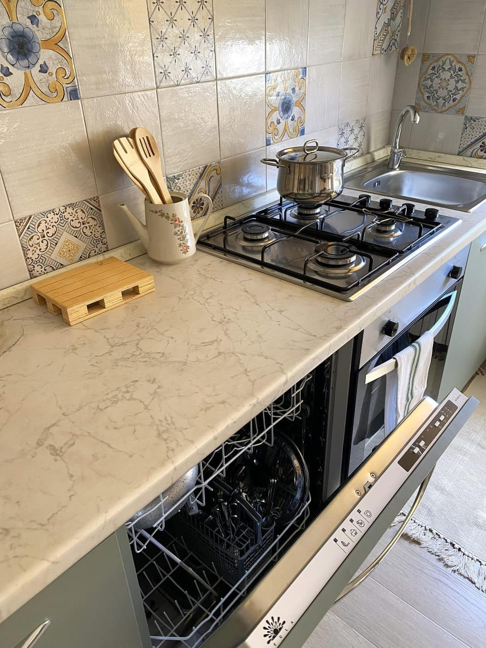 Kitchen or kitchenette, dishwasher, stove