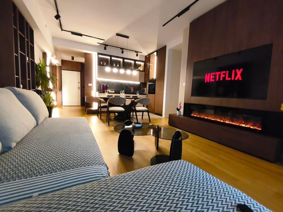 Communal lounge/ TV room, Bed, TV and multimedia, Kitchen or kitchenette, Living room, Photo of the whole room, Seating area, Evening entertainment
