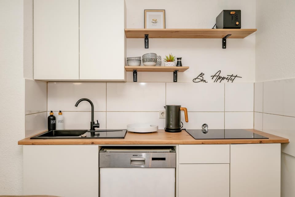 Kitchen or kitchenette, dishwasher, stove