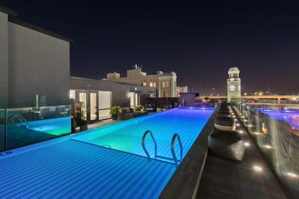 Spa Bath Rooftop Pool BBQ Gameroom Hotel Suite Apartment hotel in Warehouse District