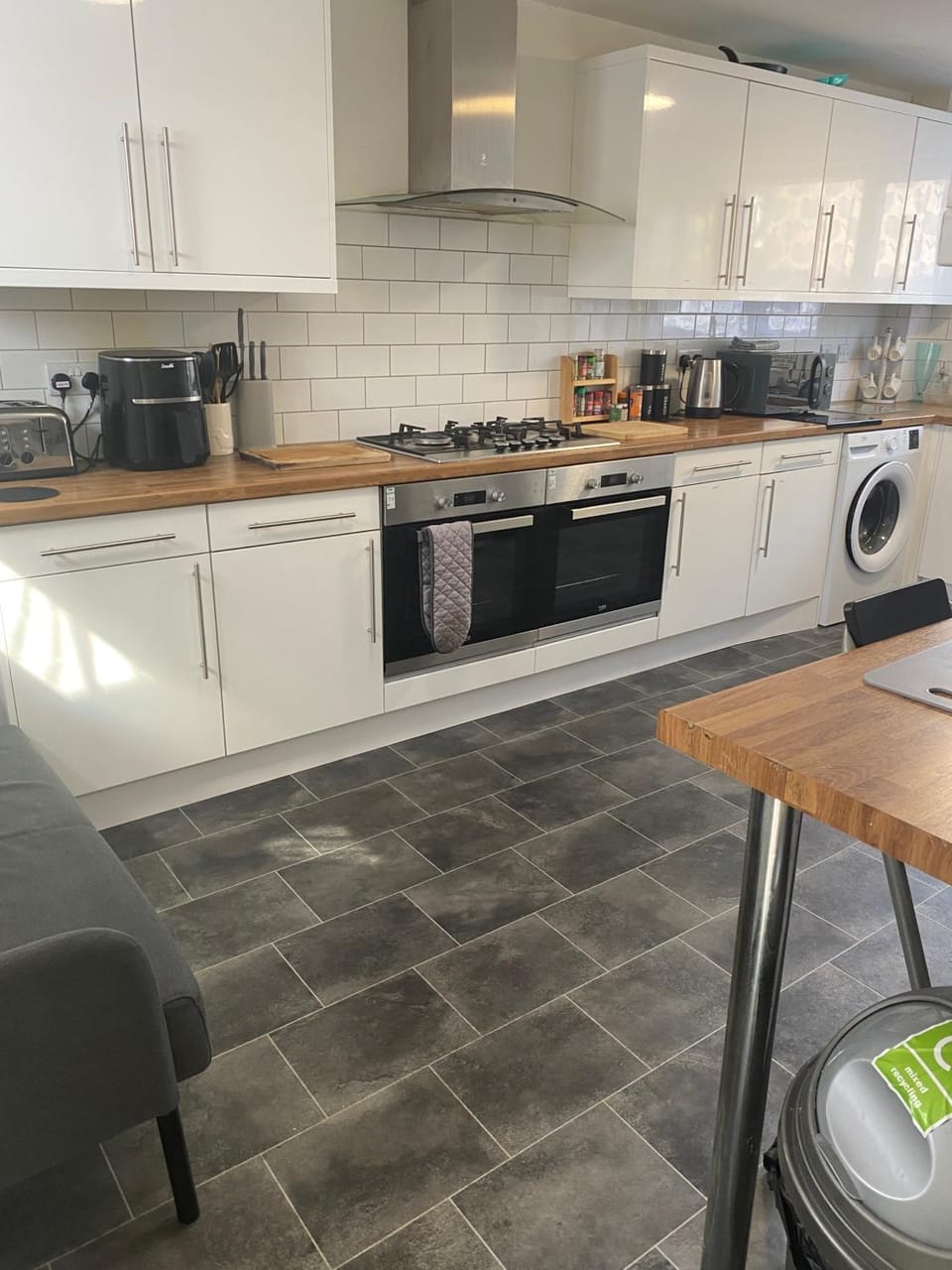 4 Bedroom House Sleeps 8 - Pets Ok - Free Parking House in Corby