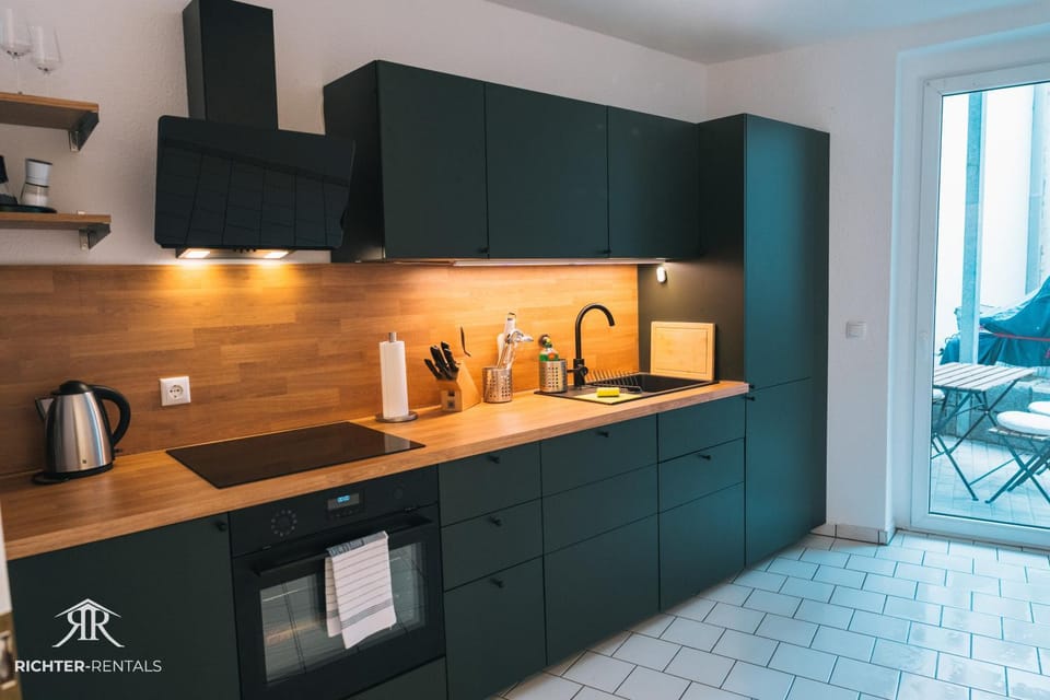 Coffee/tea facilities, Kitchen or kitchenette, oven, stove, toaster