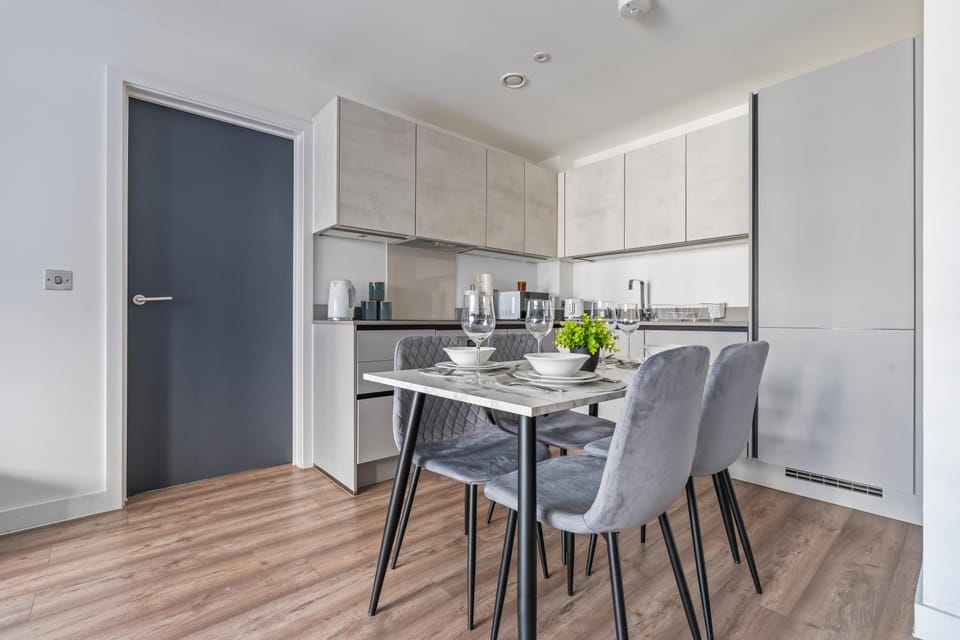 Luxury 2BR Apt - Near Heathrow Airport - Slough Apartment in Slough