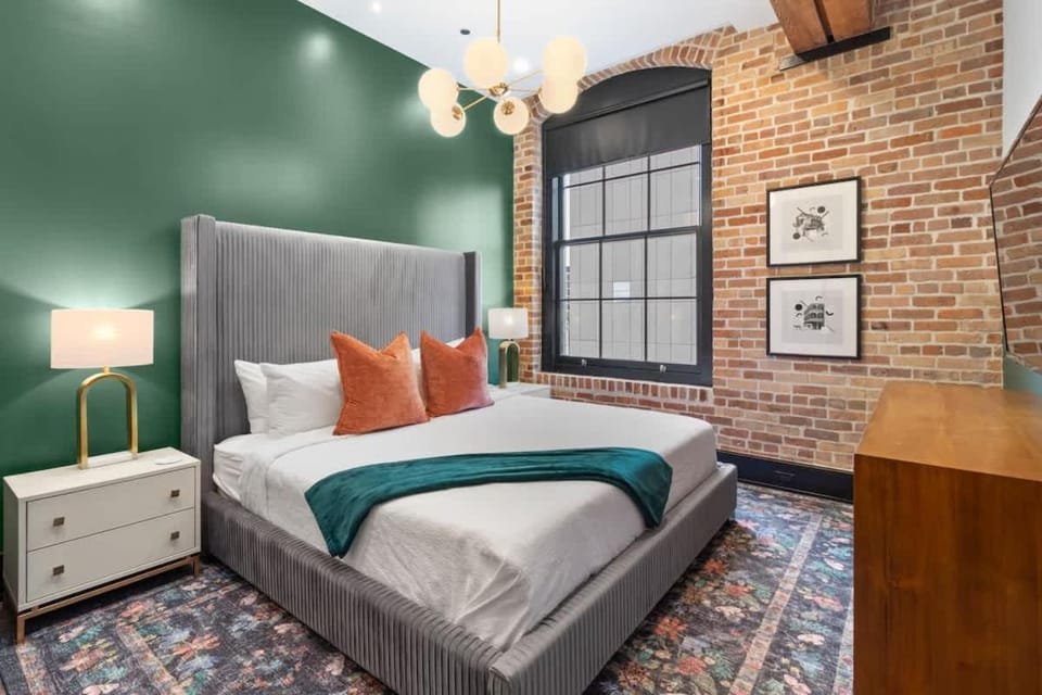 Downtown Hotel Suite Rooftop Pool Game Room Gym Apartment hotel in Warehouse District