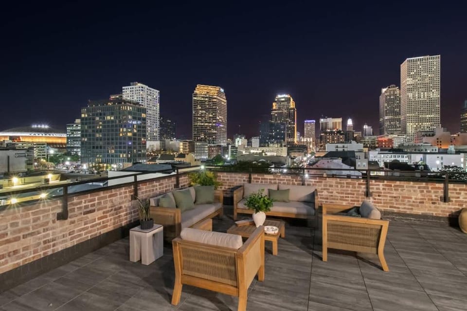 Downtown Hotel Suite Rooftop Pool Game Room Gym Apartment hotel in Warehouse District