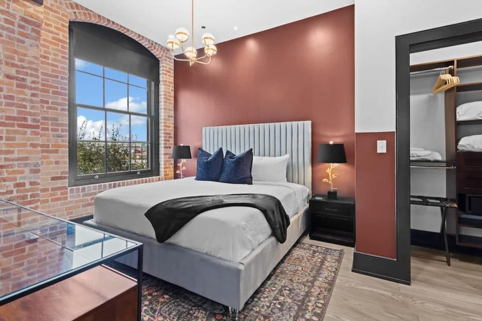 Suite Lux Rooftop Pool Gym Gameroom Downtown Hotel Hotel in Warehouse District