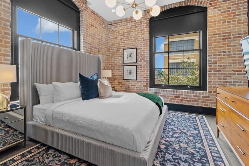 Rooftop Heated Pool Gym Gameroom Downtown Hotel Suite Apartment hotel in Warehouse District