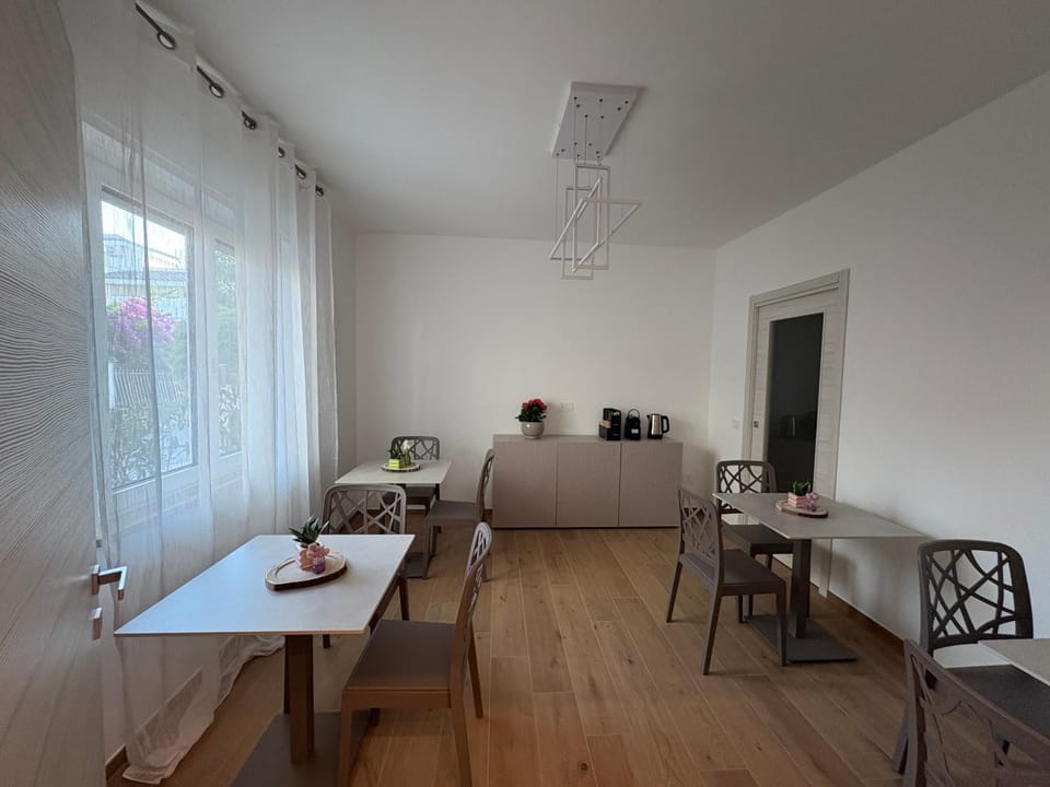 Coffee/tea facilities, Living room, Seating area, Dining area