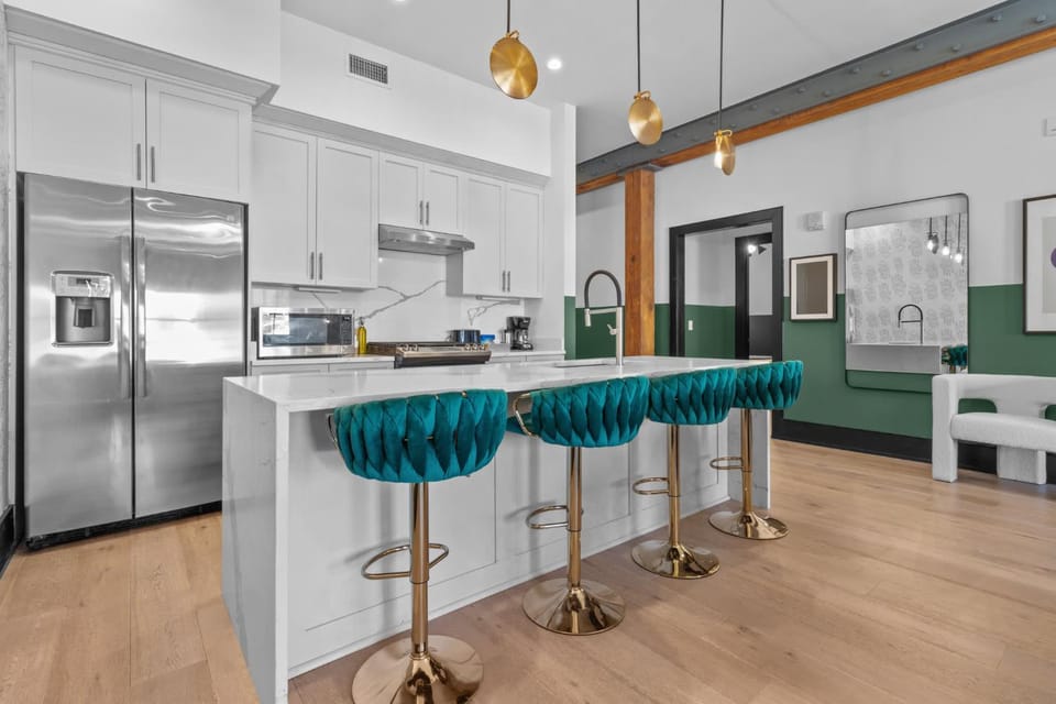 Rare Find 2BR 2BA Suite Steps from Superdome Hotel Apartment hotel in Warehouse District
