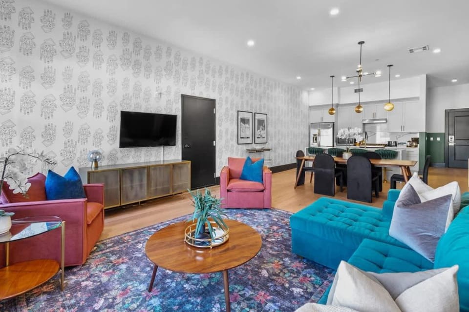 HUGE 4BD 4BA with 2 Queen Sleeper Sofas Hotel Suite Apartment hotel in Warehouse District