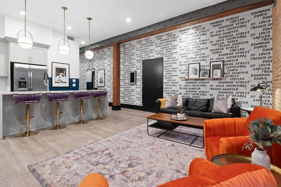 HUGE 4BD 4BA with 2 Queen Sleeper Sofas Hotel Suite Apartment hotel in Warehouse District