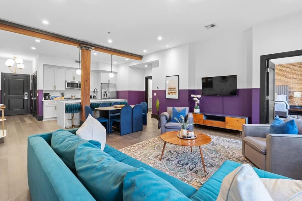 Game Room Gym Pool Rooftop Downtown Suite Hotel Apartment hotel in Warehouse District