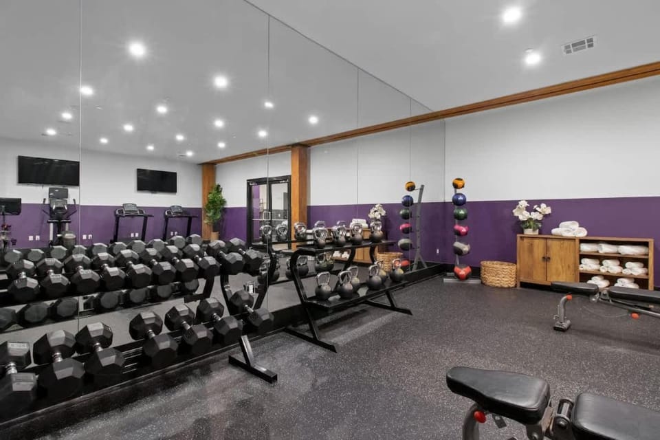 Game Room Gym Pool Rooftop Downtown Suite Hotel Apartment hotel in Warehouse District