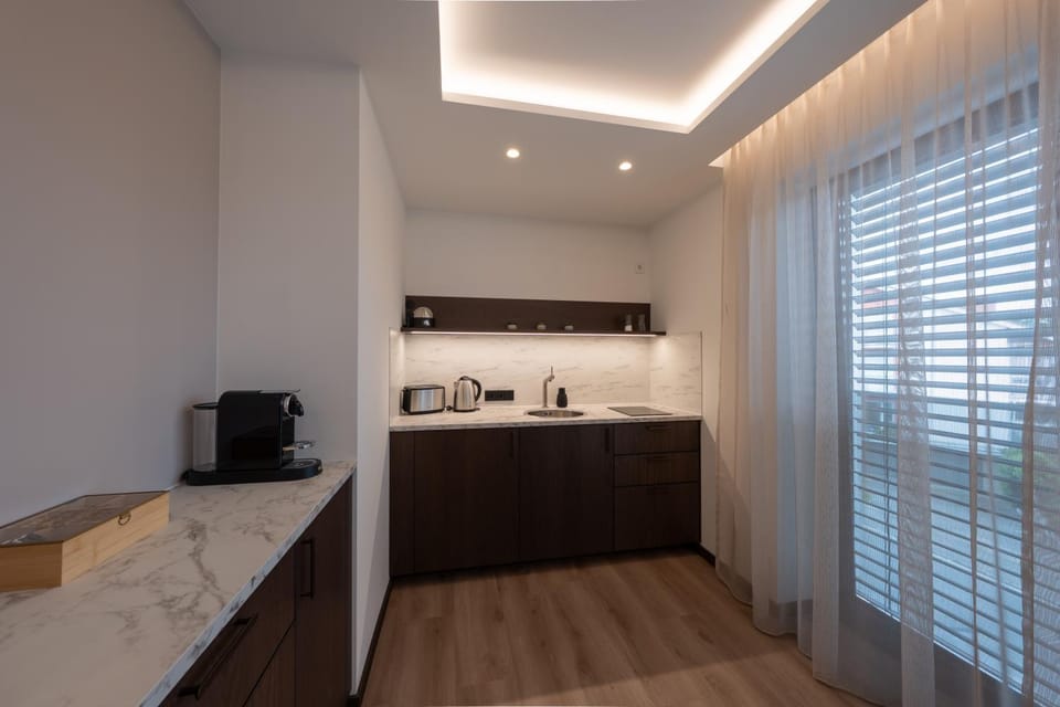 Coffee/tea facilities, Kitchen or kitchenette, stove, toaster