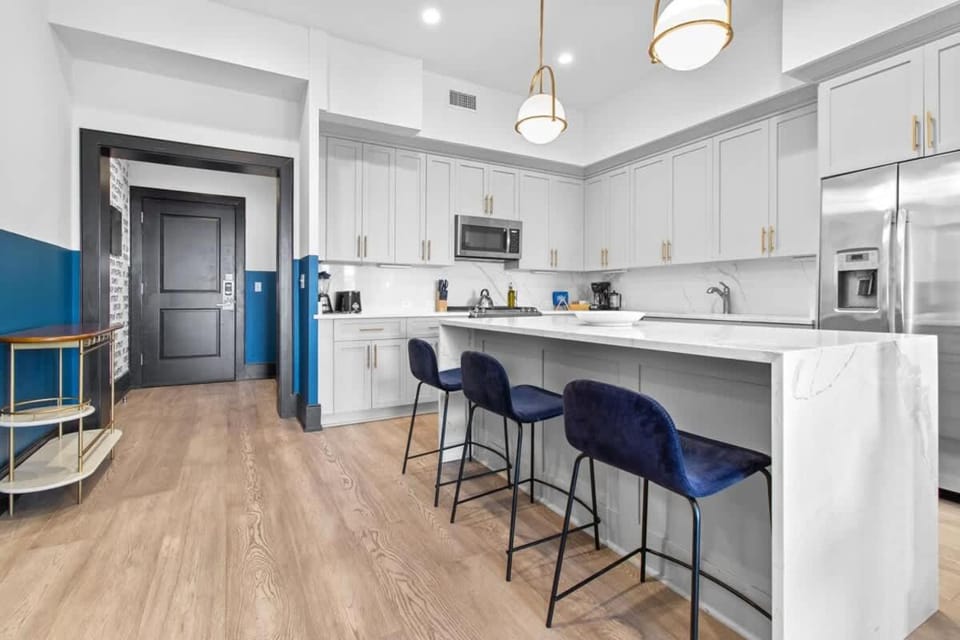 Suite HUGE 4BD 4BA 2 Living Rooms Downtown Hotel Apartment hotel in Warehouse District