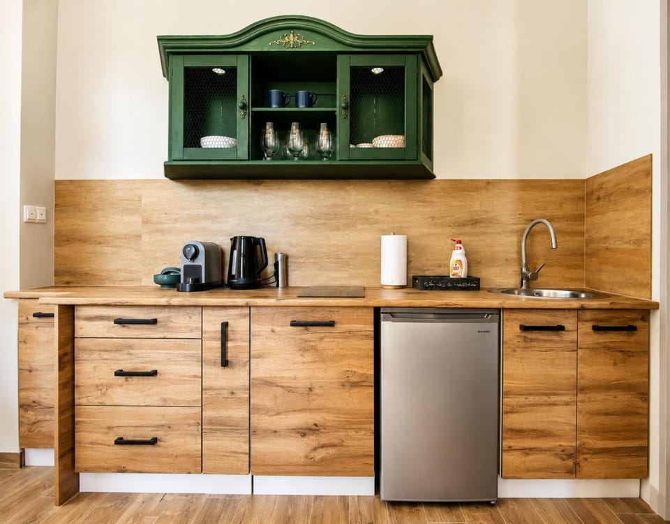 Coffee/tea facilities, Kitchen or kitchenette, minibar, oven, stove