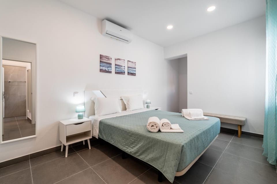 Bed, Bedroom, towels, air conditioner