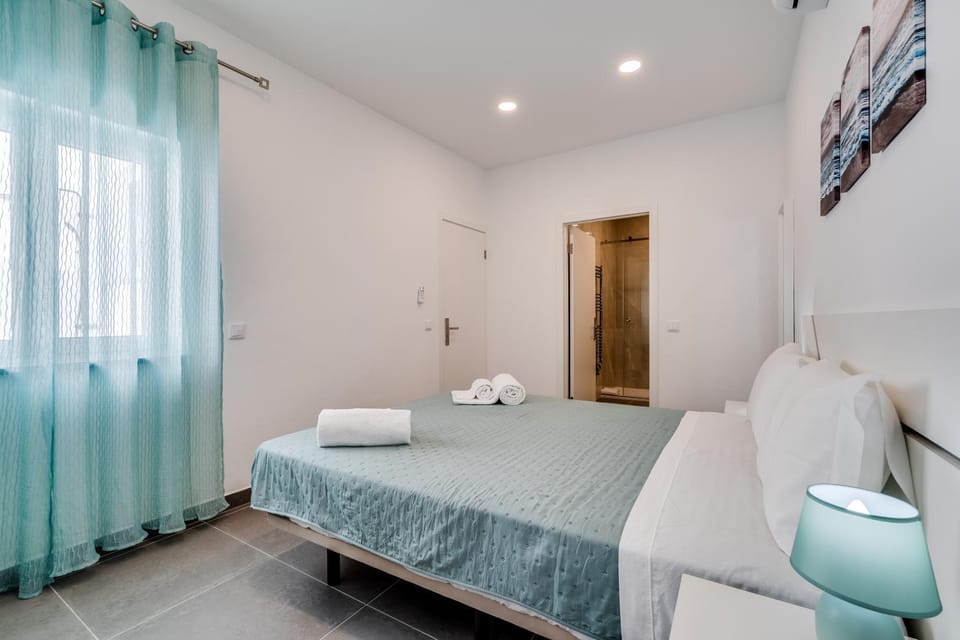 Bed, Bedroom, towels