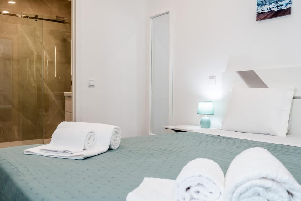 Bed, Bedroom, towels