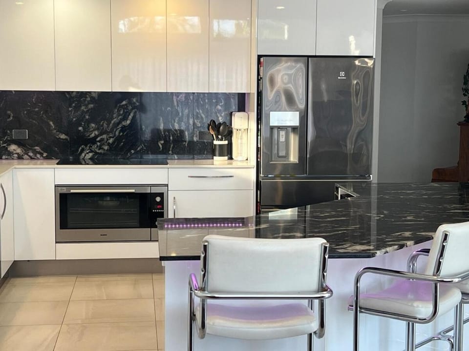 Waterfront Paradise Location, Location Apartment in Mermaid Waters