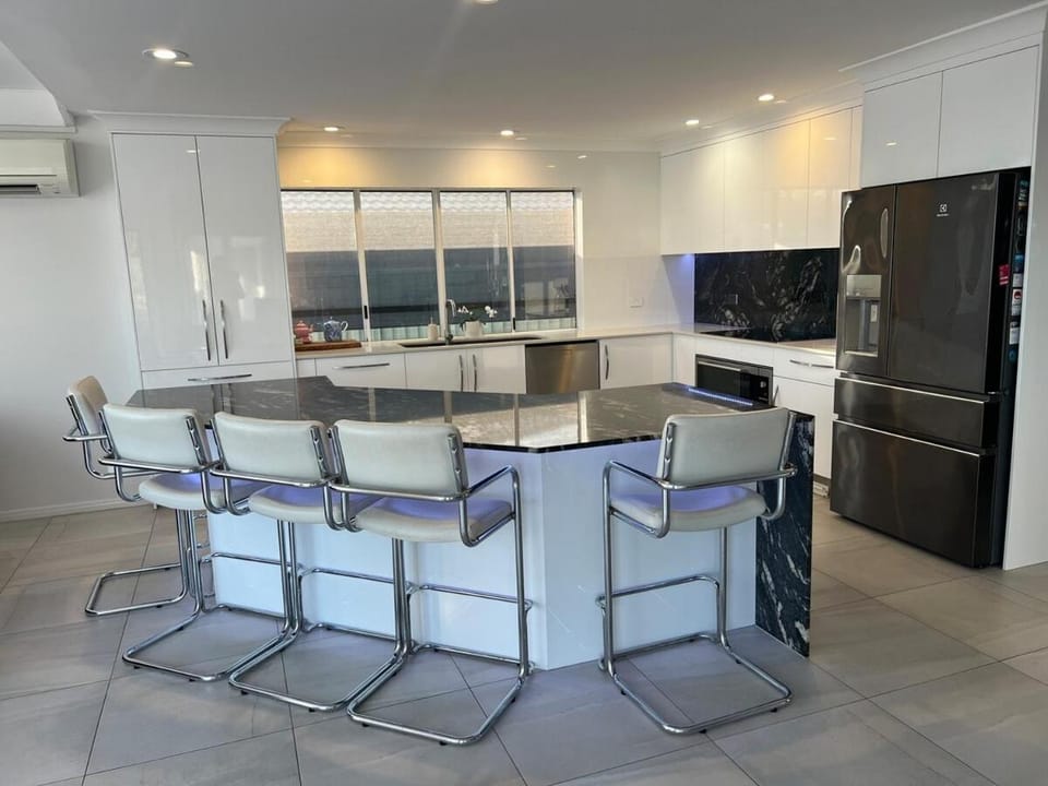 Waterfront Paradise Location, Location Apartment in Mermaid Waters