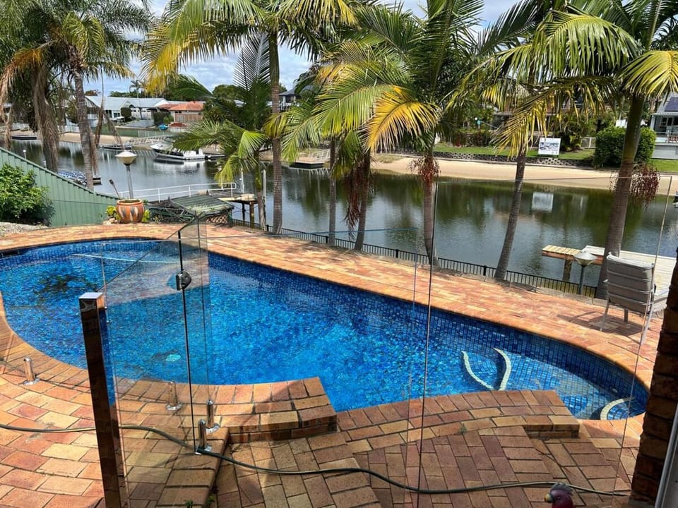 Waterfront Paradise Location, Location Apartment in Mermaid Waters