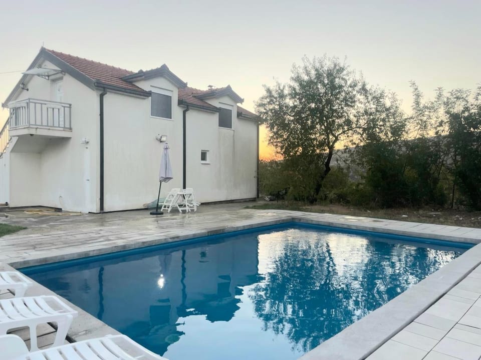 Day, Swimming pool