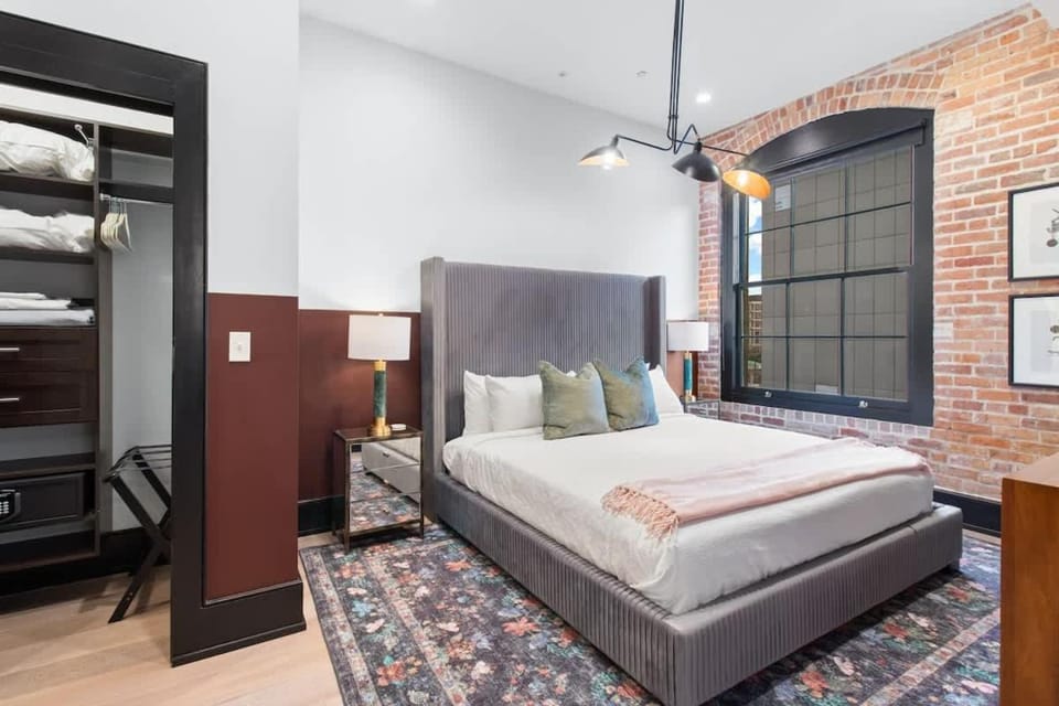 Downtown Suites 4BD 4BA 2 Living Rooms and Kitchens Hotel Apartment hotel in Warehouse District