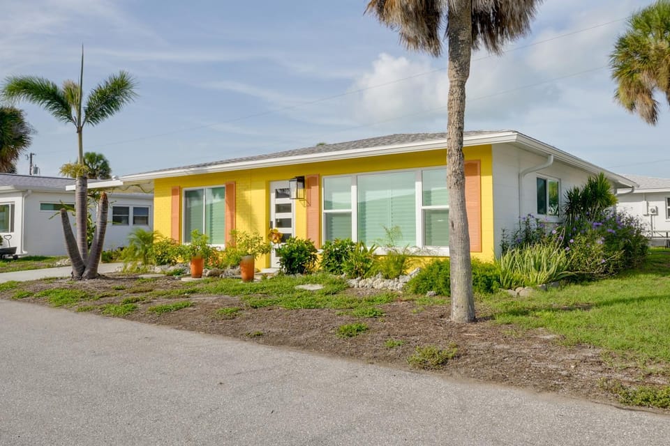 Walk to Englewood Beach! Resort-Style Villa House in Manasota Key