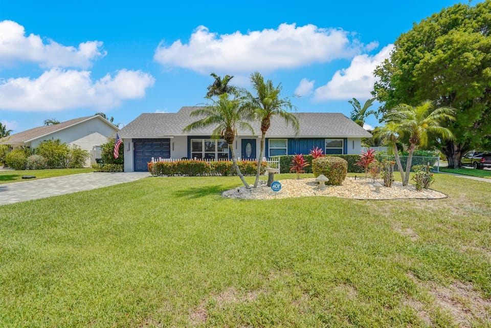 Palms & Serenity Retreat Near Beach Country House in Delray Beach