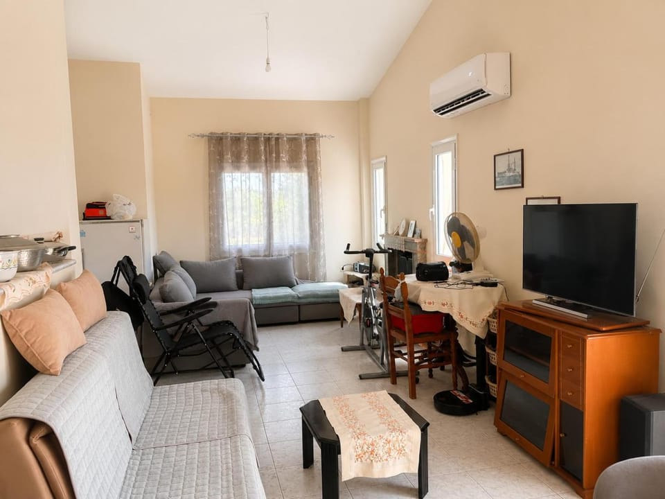 Communal lounge/ TV room, TV and multimedia, Living room, Seating area, Evening entertainment, air conditioner