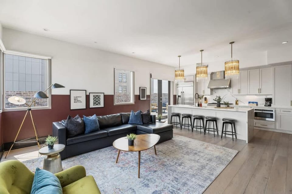 Downtown Corner Penthouse w Private Terrace Suite Hotel Hotel in Warehouse District