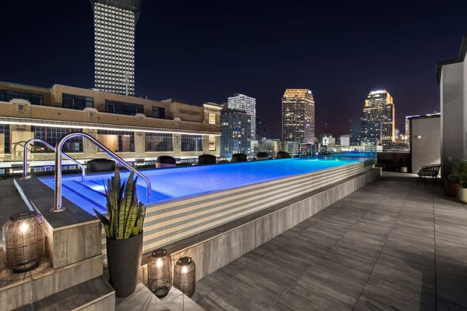 LUX Suite Rooftop Pool Workspace Games Hotel Hotel in Warehouse District