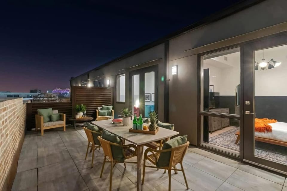 LUX Suite Rooftop Pool Workspace Games Hotel Hotel in Warehouse District