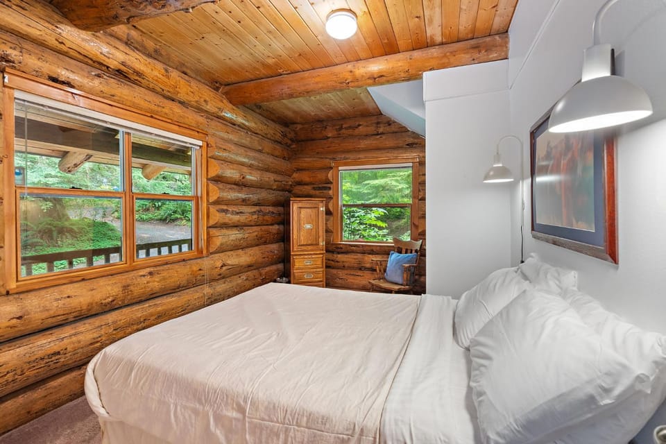 Creekside Log Cabin - Fireplace - Mt Hood Cabin in Welches