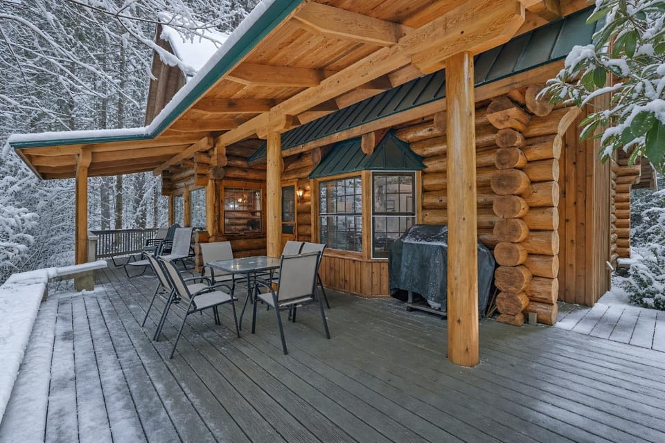 Creekside Log Cabin - Fireplace - Mt Hood Cabin in Welches