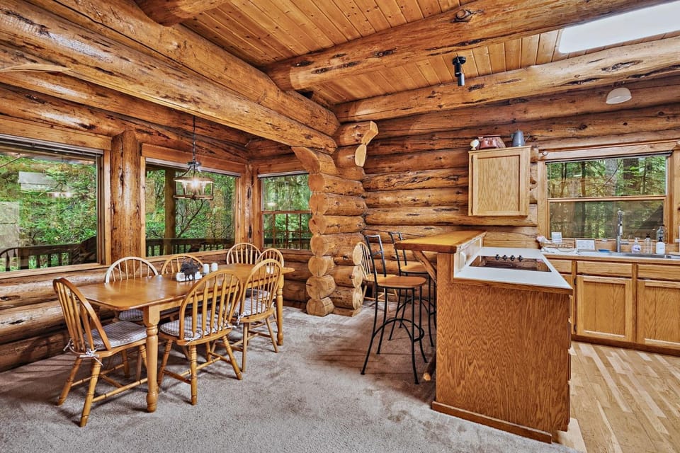 Creekside Log Cabin - Fireplace - Mt Hood Cabin in Welches