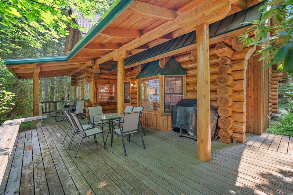 Creekside Log Cabin - Fireplace - Mt Hood Cabin in Welches
