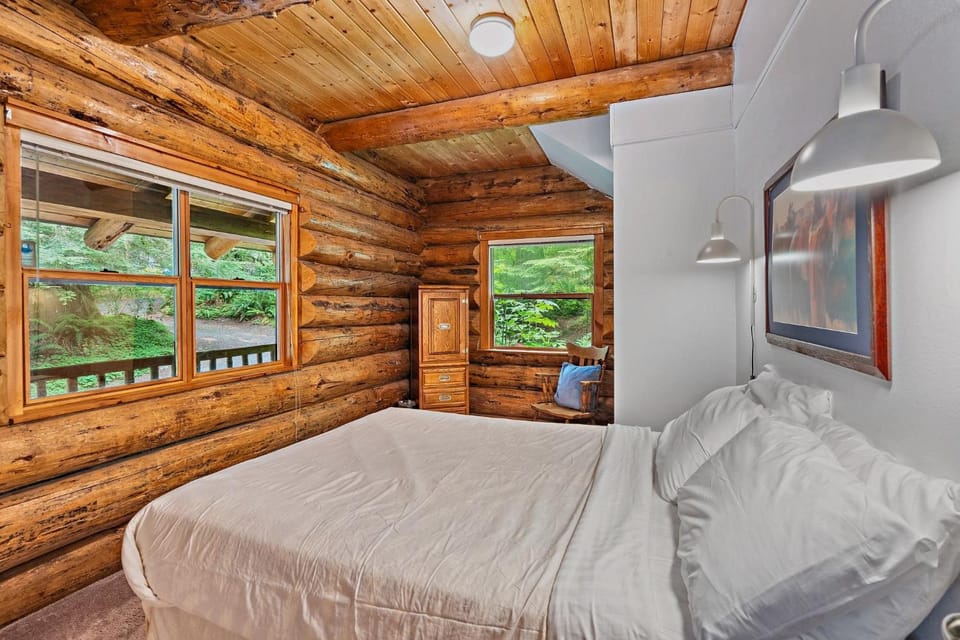 Creekside Log Cabin - Fireplace - Mt Hood Cabin in Welches